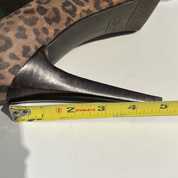 Stuart Weitzman leopard platform pumps almond toe padded insole 4.75” he… - Picture 9 of 9